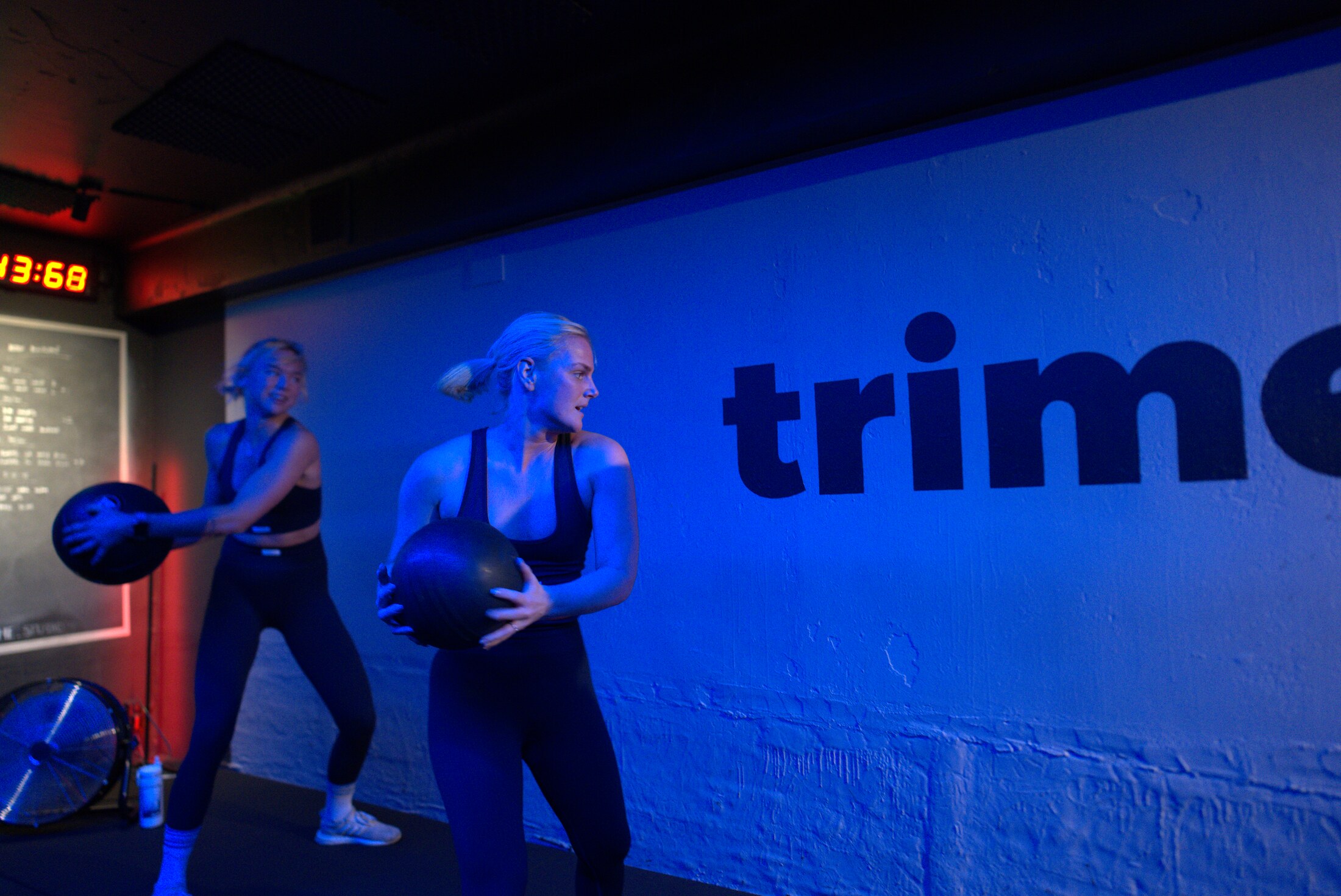 Two friends training together at Trime Studio